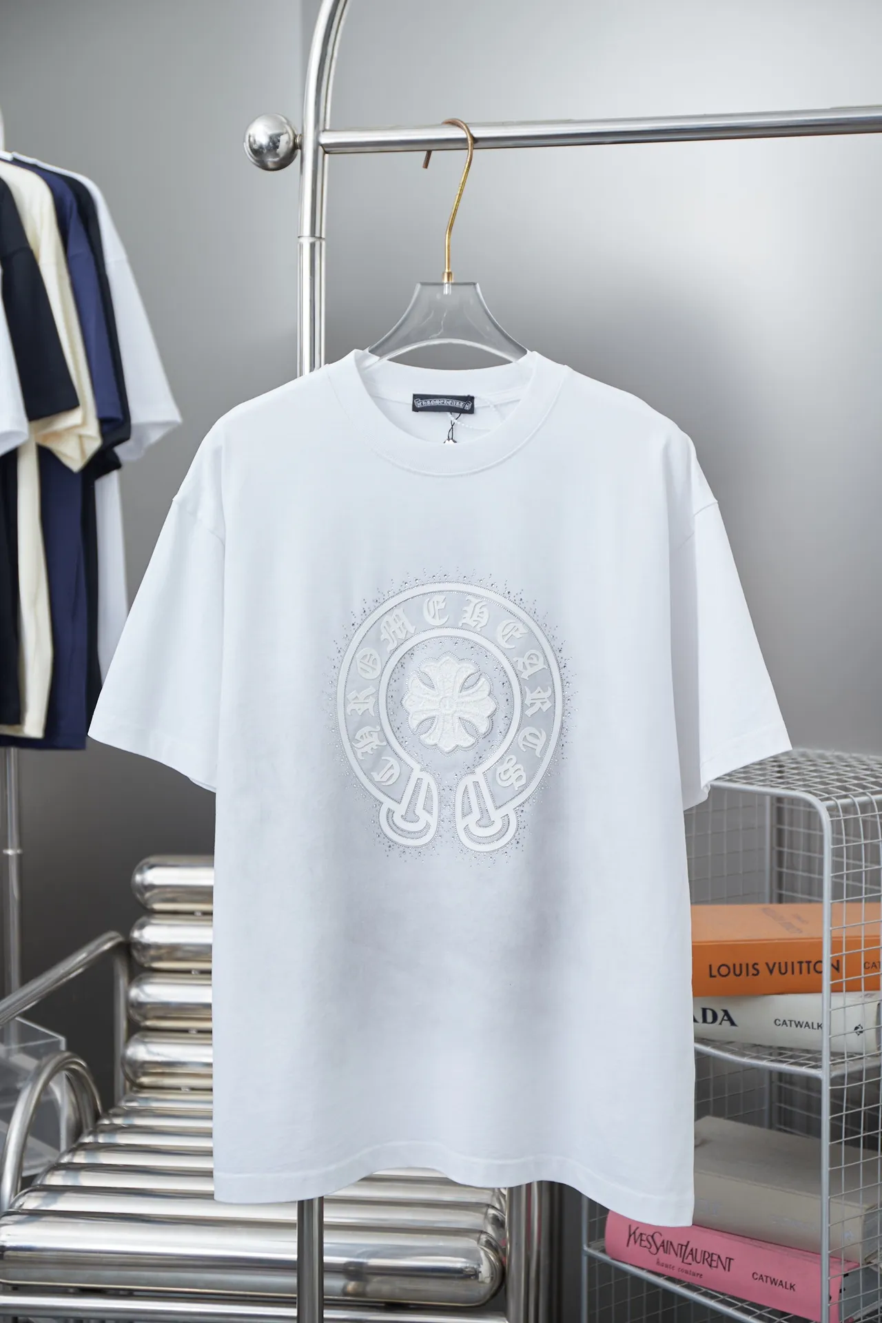 🅿️240 Chrome Hearte 25SS early spring new style Chrome Heart toothbrush embroidered short sleeves Light luxury essential item for daily commuting for men and women Correct version Welcome to compare Detailed features · 280g 100% pure cotton double yarn jersey fabric · Custom dyed in the same vat with special bold 32-count double-ply 1X1 thread · Crocodile toothbrush embroidery pattern➕Imported Australian matte pearl diamonds➕Thick plate texture Crocodile letters. Ready-made garments are dyed and then faded and fried with snowflakes. Then washed to make them look old. General washing to improve the effect·Double-needle stitching and cross-stitch process·Original main mark washed tag brand moisture-proof paper packaging Color: black/white/blue Size: S/M/L/XL